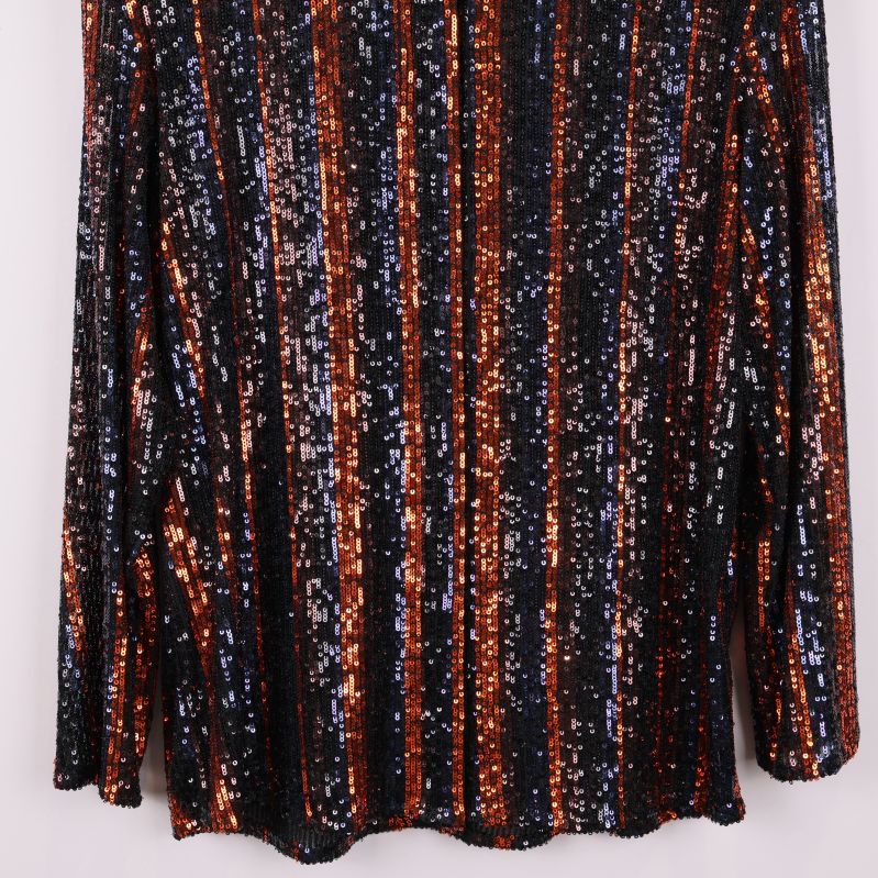 Nedre delen av skjortan med paljettmönster i fokus