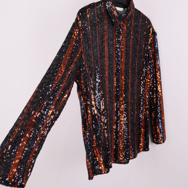 Skjortan i profil med glittrande ränder