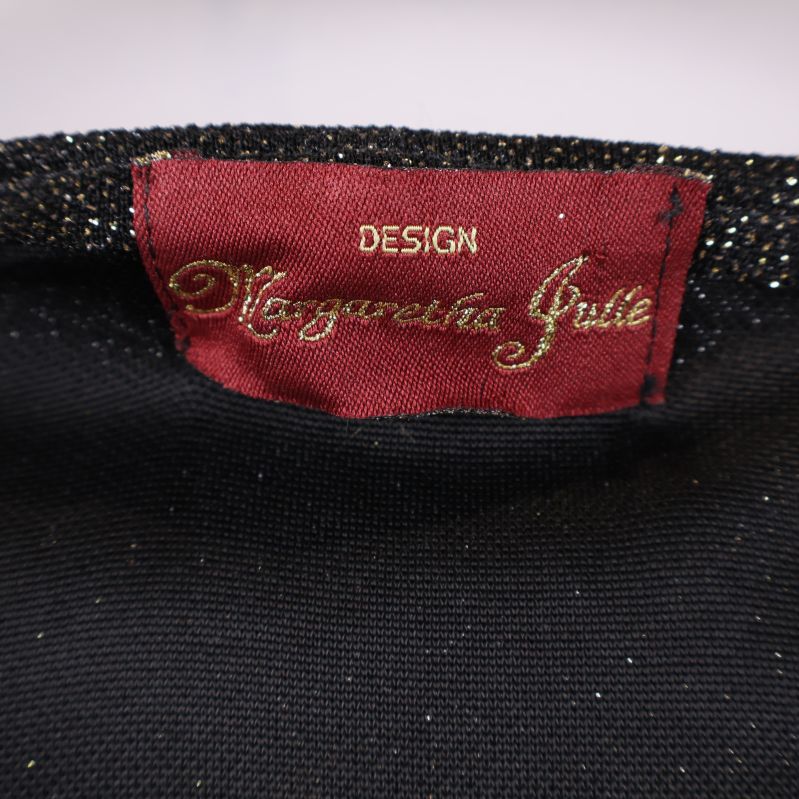 Närbild av Margaretha Julle Design etikett i nacke