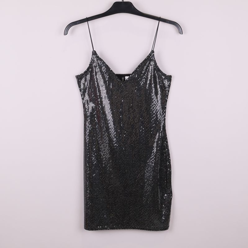 Framsida av svart paljettklänning med smala axelband