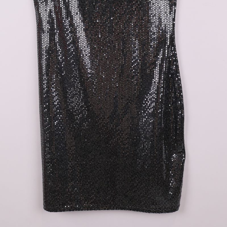 Närbild på nedre delen av paljettklänning