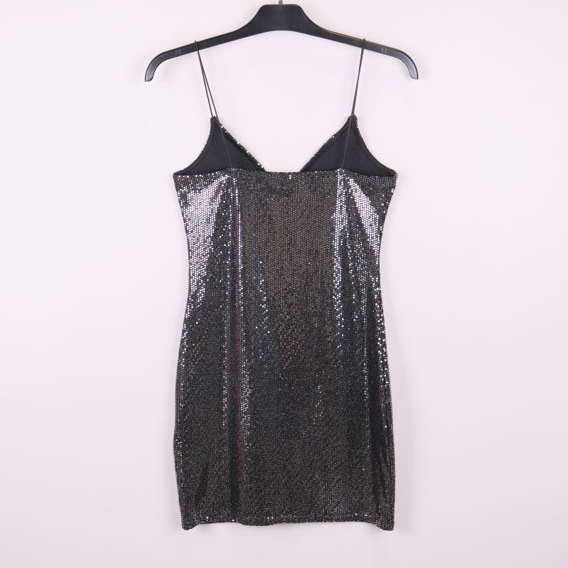 Baksida av svart paljettklänning med glittrande yta