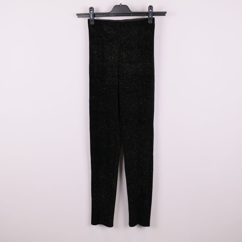 Framsida av svarta glittriga tights