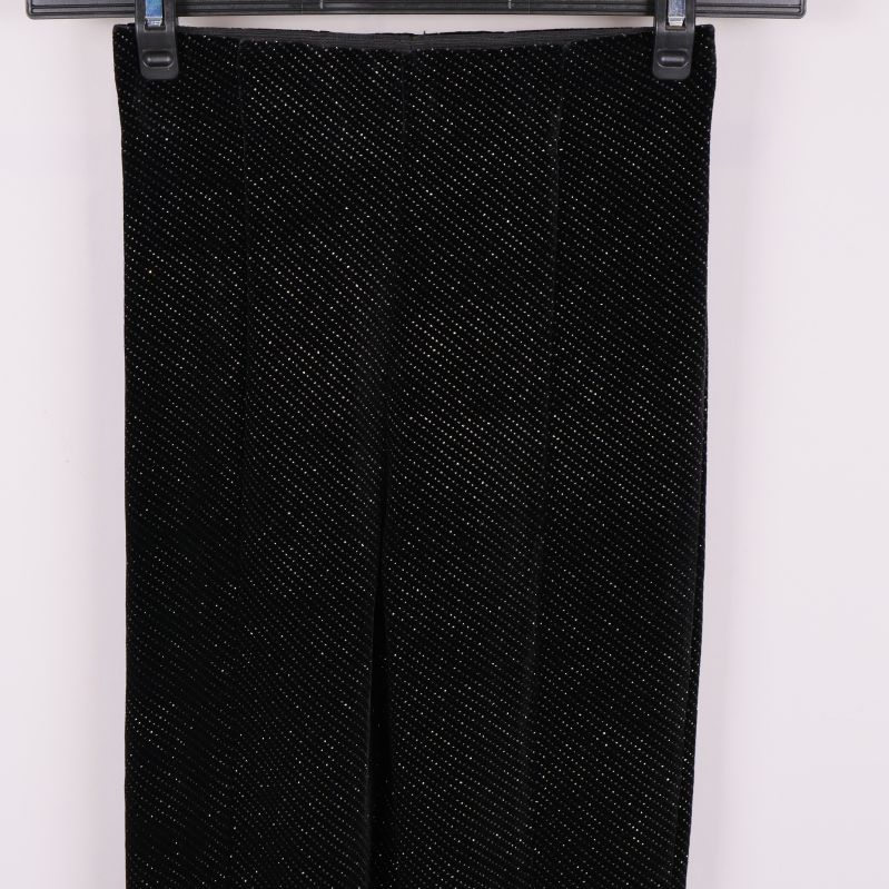 Detaljbild på det glittriga tyget framtill på tightsen