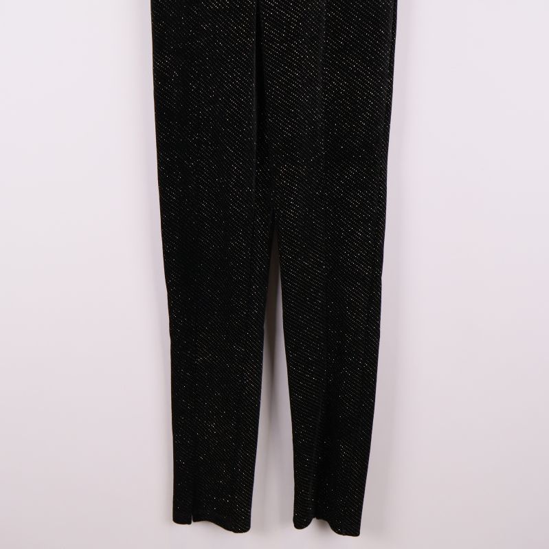 Detalj av ben på svarta tights med glitter