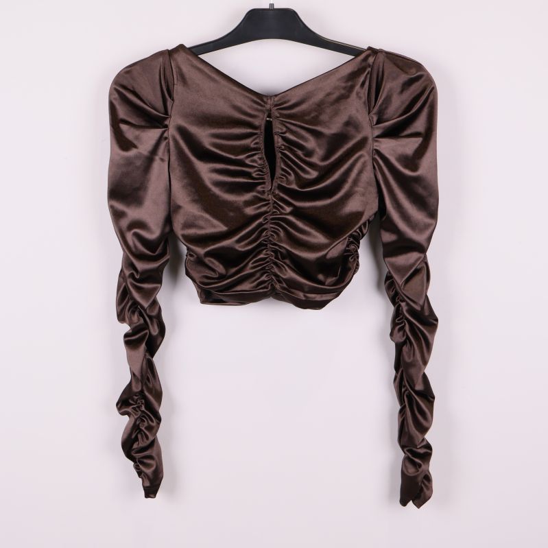 Brun glansig topp med drapering och puffärmar framifrån