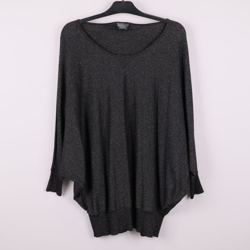 Svart glittrig topp med fladdermusärmar framifrån