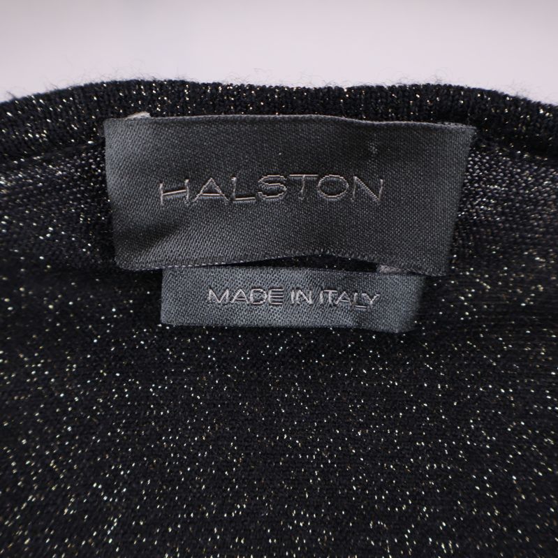 Närbild på Halston-märke i nacken på toppen