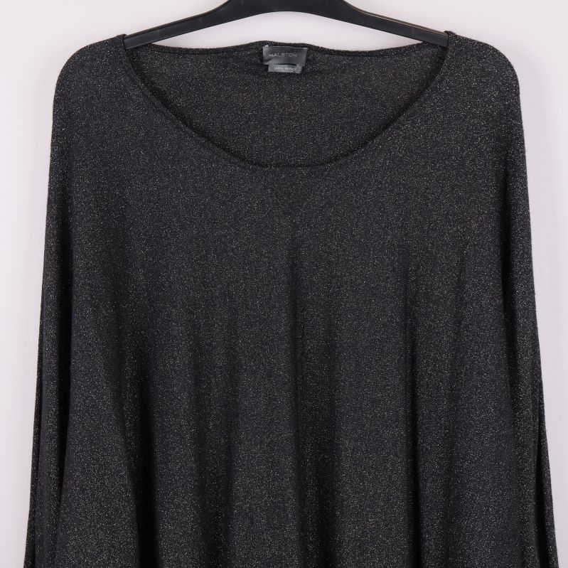 Toppens halsringning och överdel i närbild