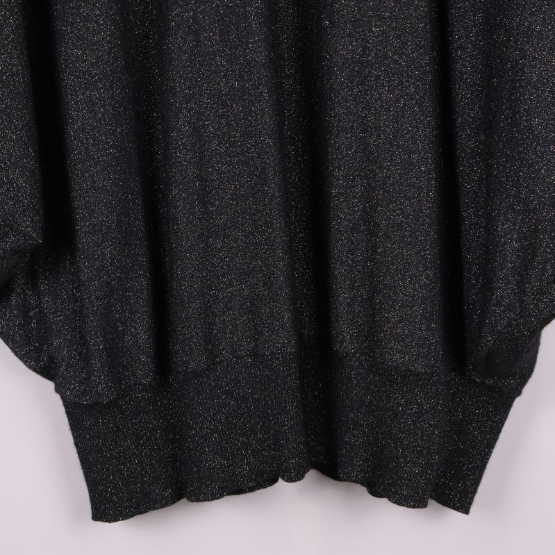 Närbild på mudd och nederkant av glittrig topp