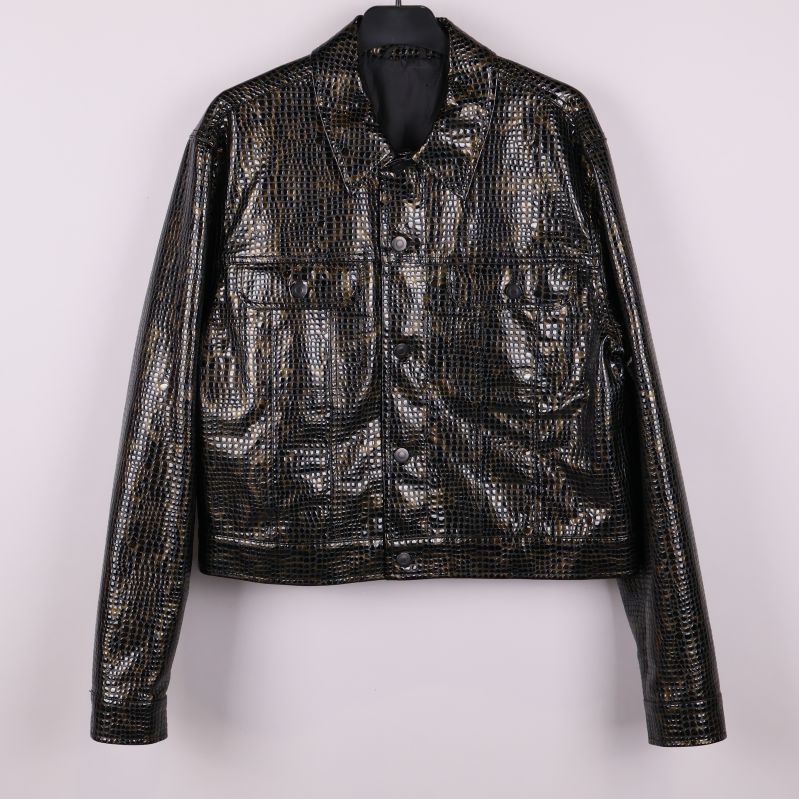 Blank jacka med ormmönster framifrån hängandes på galge