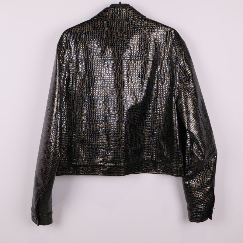 Blank jacka med ormmönster bakifrån på galge