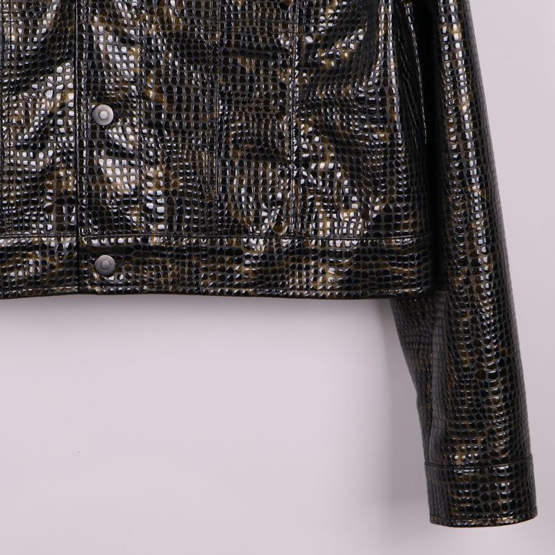 Närbild nedtill på jackans framsida med knappstängning