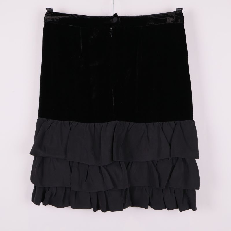 Baksidan av svart sammetskjol med volangkant