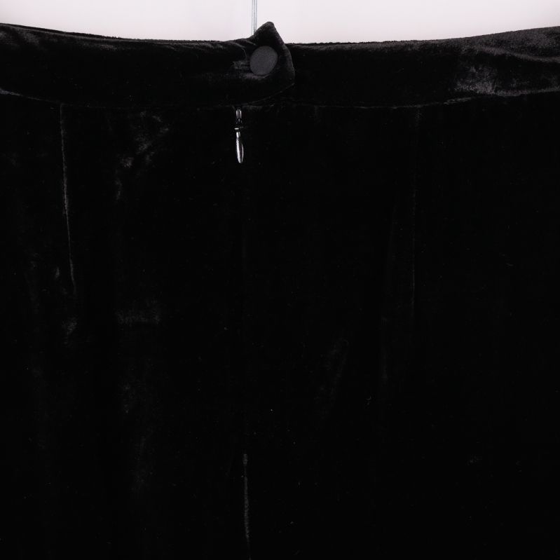 Närbild av midjan med sammetsyta och knapp