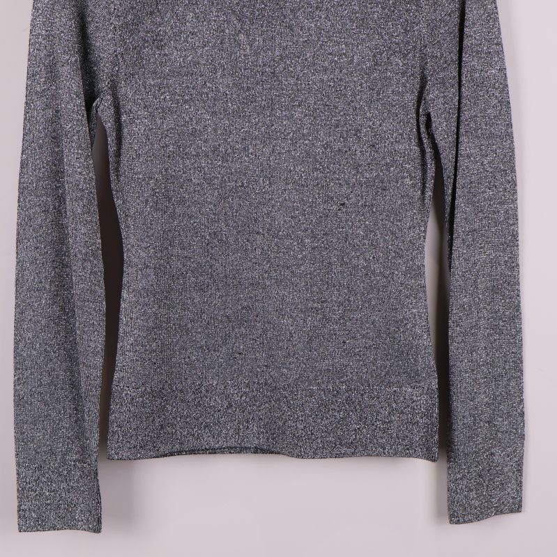 Nedre del av glittrig polotröja med långa ärmar