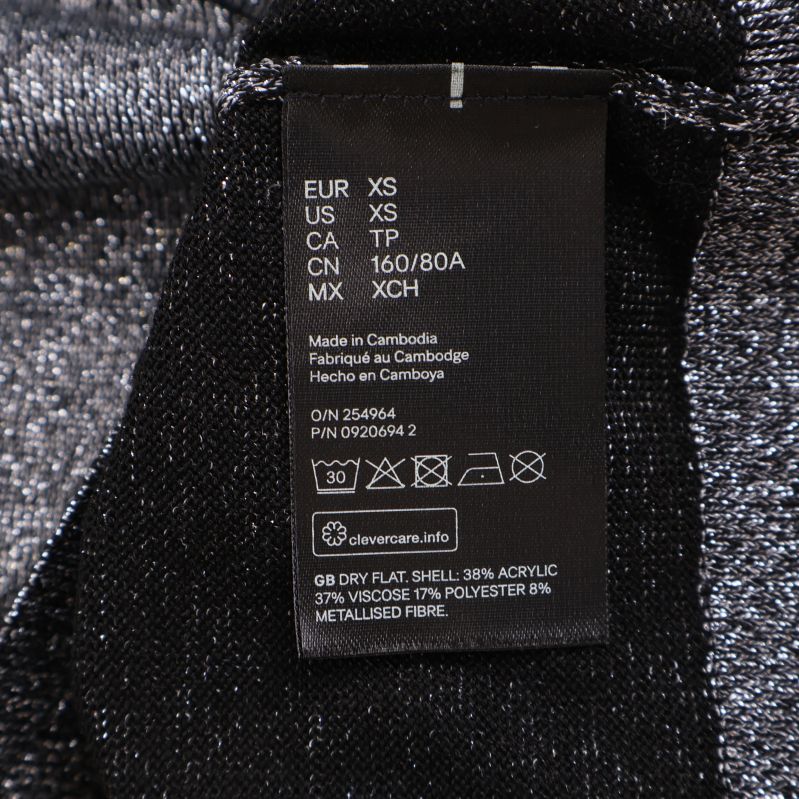 Material- och skötselrådsetikett på svart bakgrund