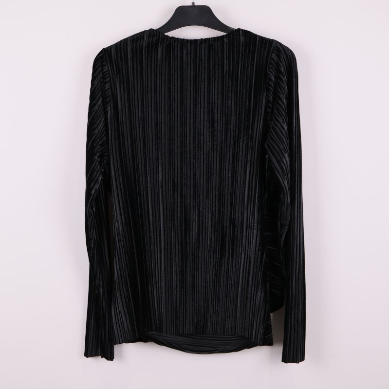 Svart topp i sammet i helhetsvy bakifrån