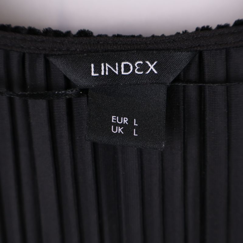 Närbild på Lindex logotyp och storleksetikett storlek L