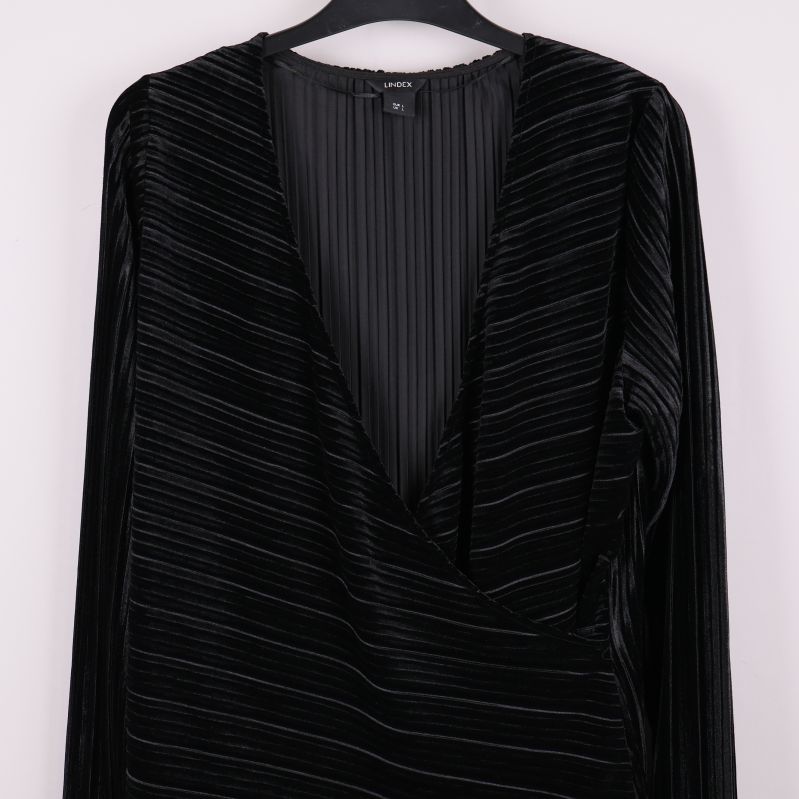 Närbild svart omlottopp