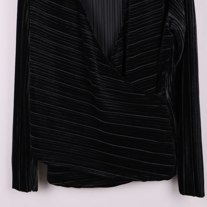 Detaljbild på nederdel svart topp