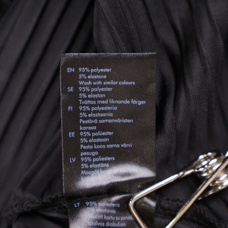 Materialetikett med information: 95% polyester 5% elastan