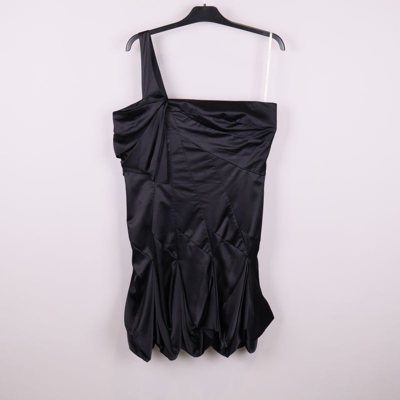 Svart klänning med asymmetrisk axel