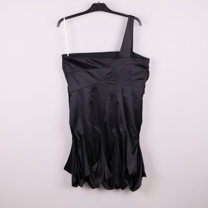 Svart klänning med drapering sedd bakifrån