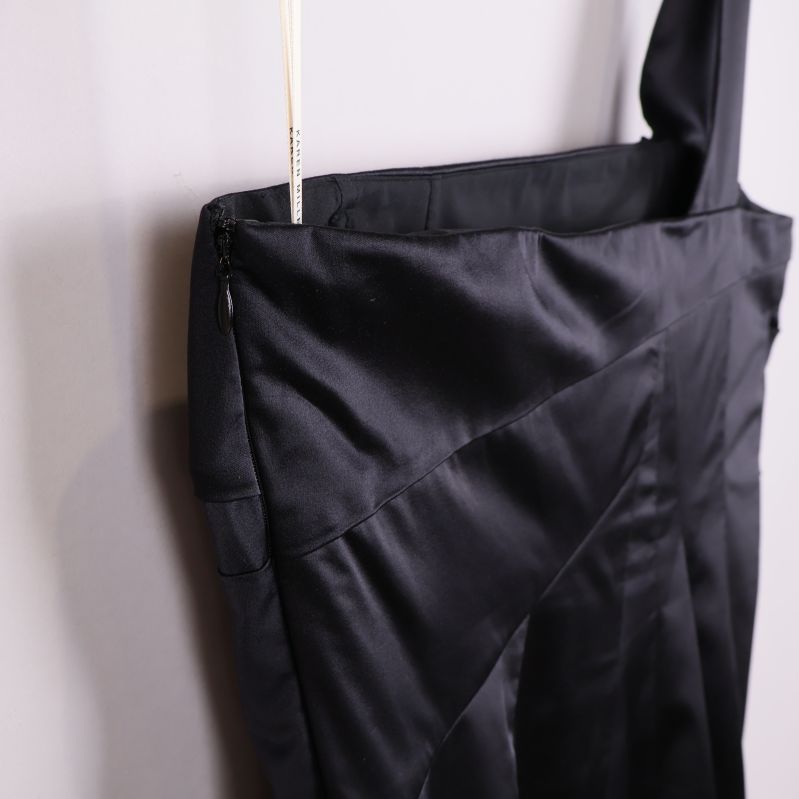 Närbild på klänningens dragkedja och sidosöm