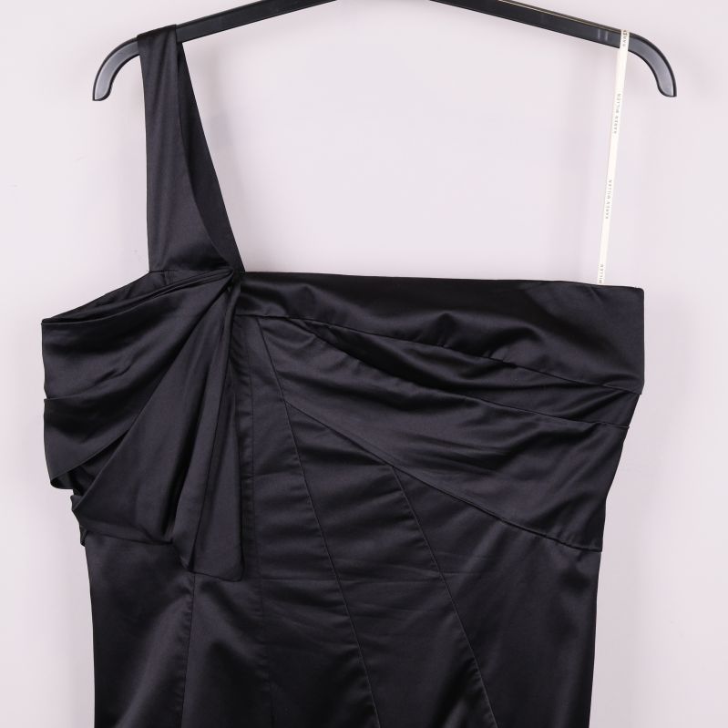 Närbild av asymmetrisk axel och detaljsömmar