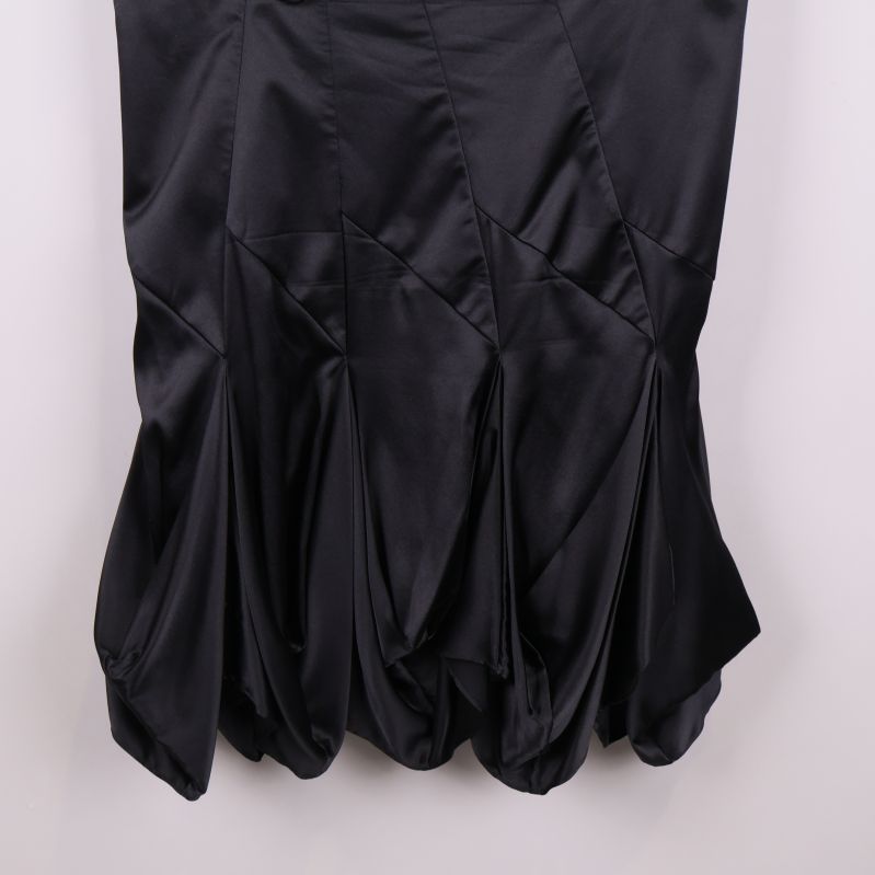 Plisserad och voluminös nederdel på svart klänning