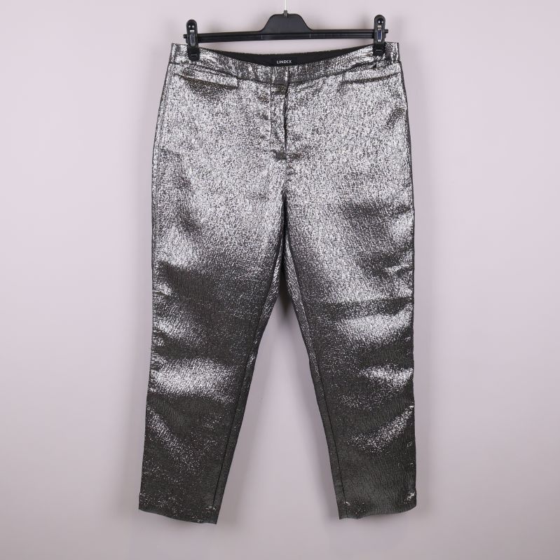 Framsidan av silverfärgade byxor med rak passform