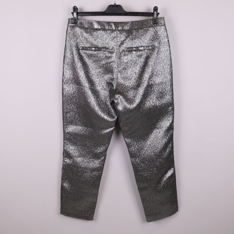 Baksidan av silverfärgade byxor med två fickor