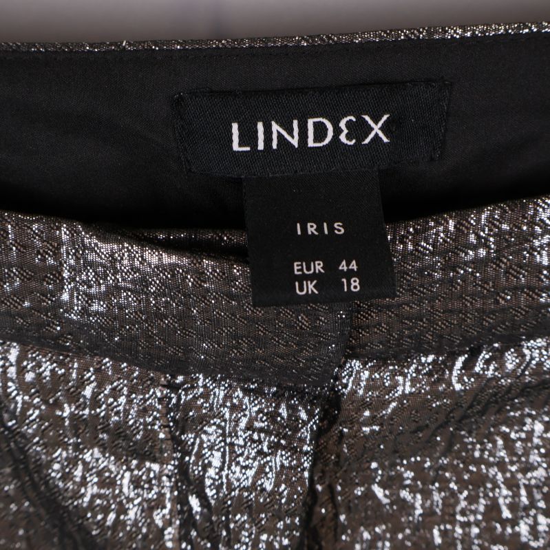 Närbild på Lindex-logotyp och storleksetikett i linning