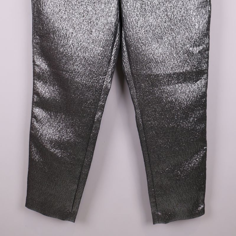 Närbild nedre delen på silverfärgade byxben