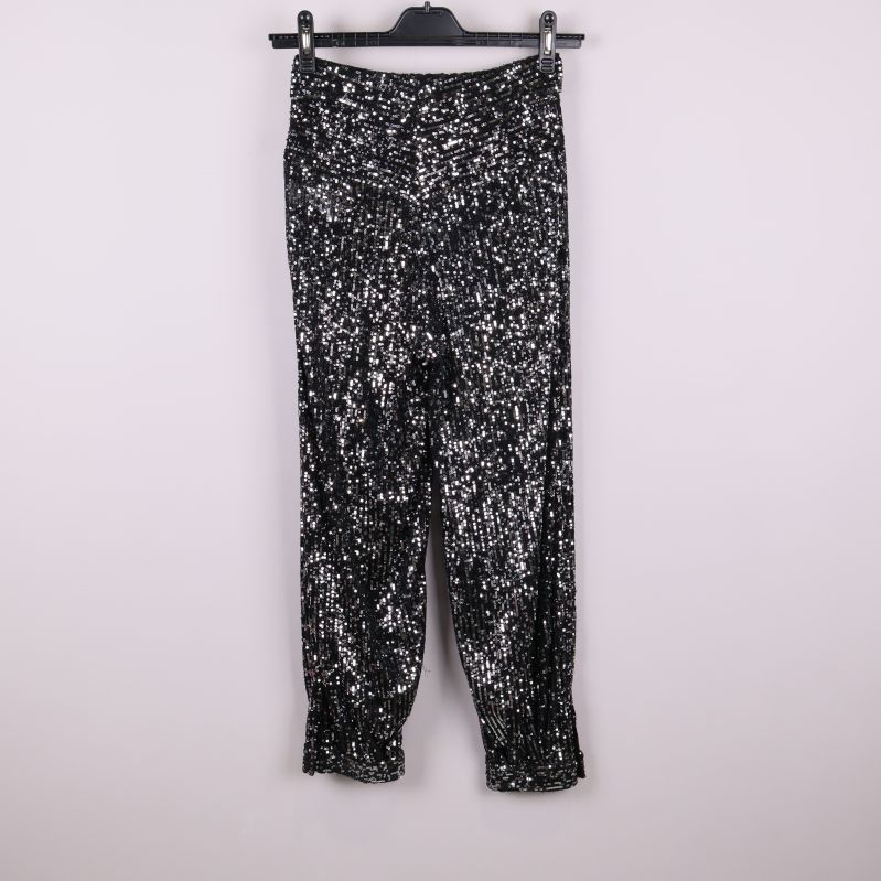 Byxor med svarta och silvriga paljetter bakifrån