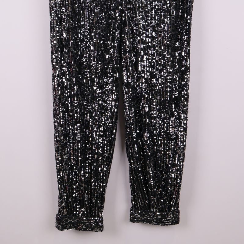 Nedre del av byxben med paljetter i närbild