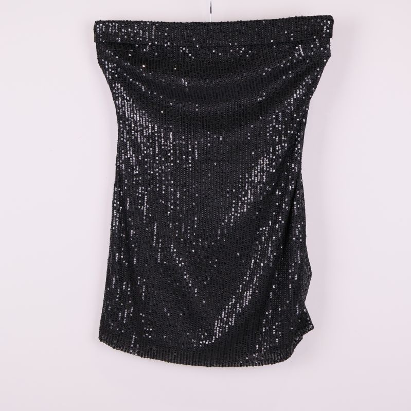 Framsida av tubtopp med svarta paljetter