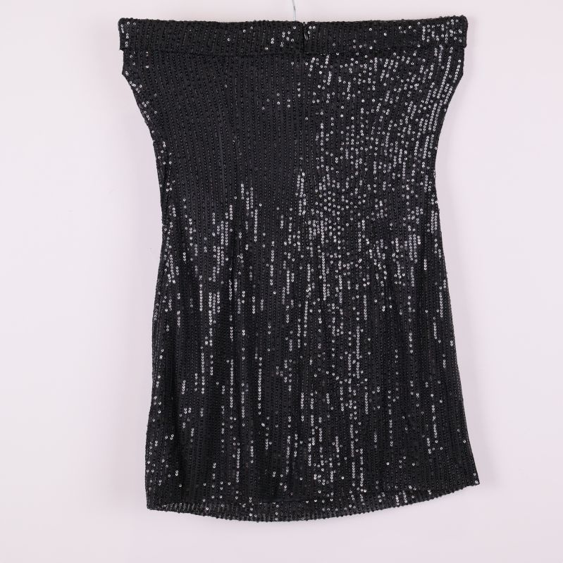 Baksida av tubtopp med svarta paljetter och dragkedja