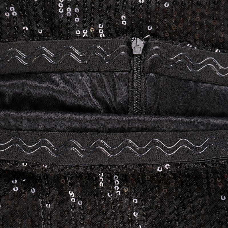 Foder och söm på insidan av svart paljettopp