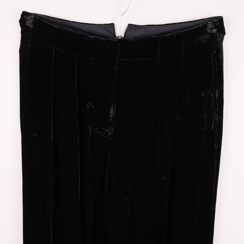 Närbild på midja och överdel av svarta sammetsbyxor