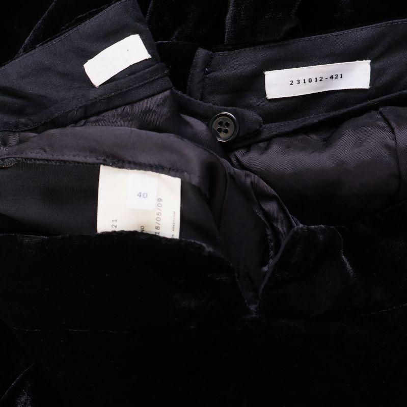 Insida av byxorna med varumärkes- och storleksetikett