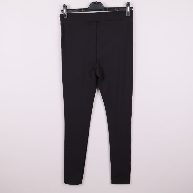 Baksida av svarta stretchiga paljettights utan paljetter