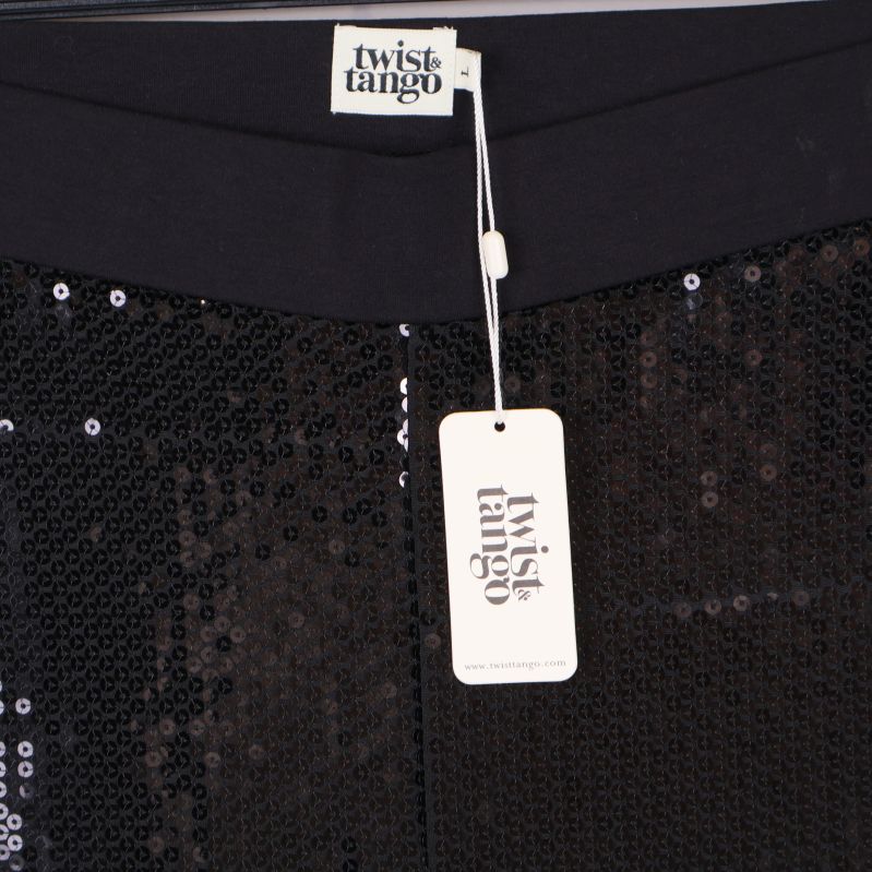 Närbild på etikett och paljettdetaljer från Twist & Tango