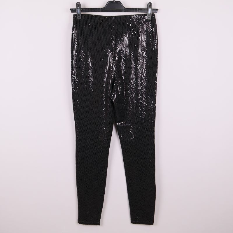Svarta glittertights med paljetter bakifrån på galge