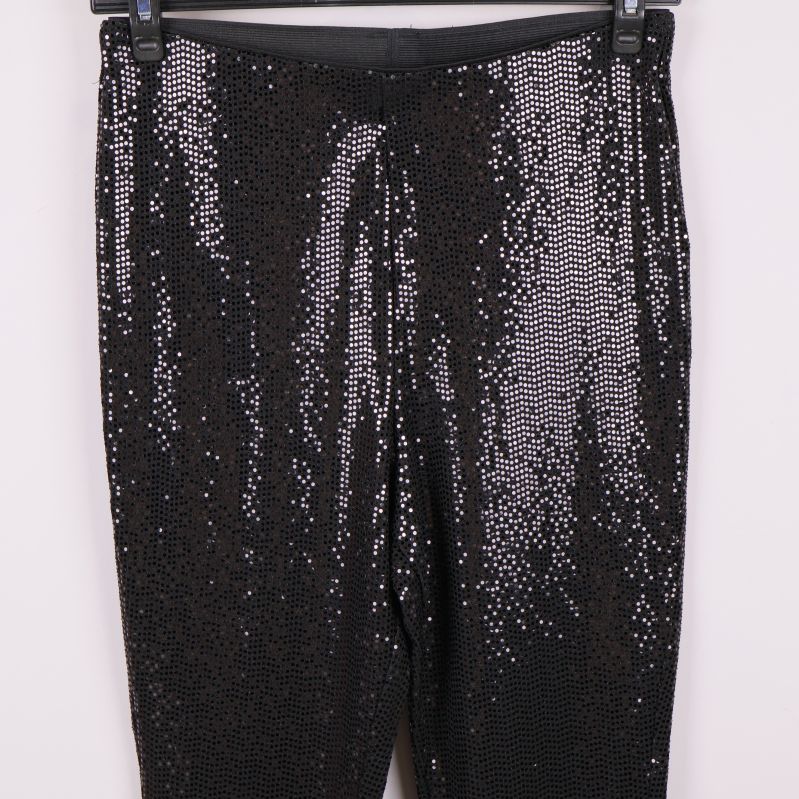 Närbild på paljettdetaljer och midja fram på tights