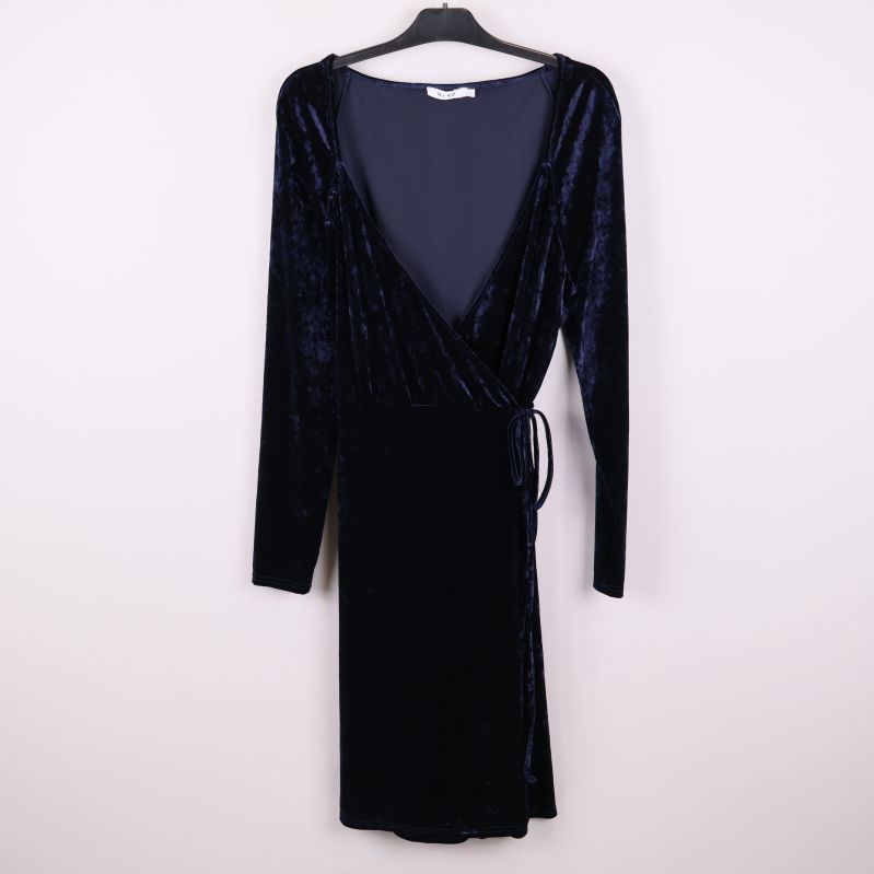 Svart sammetsklänning med omlott och långa ärmar