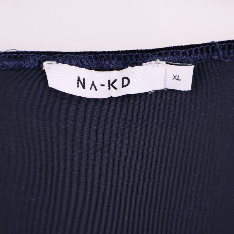 NA-KD klädmärkning samt storlek XL på insidan av klänningen