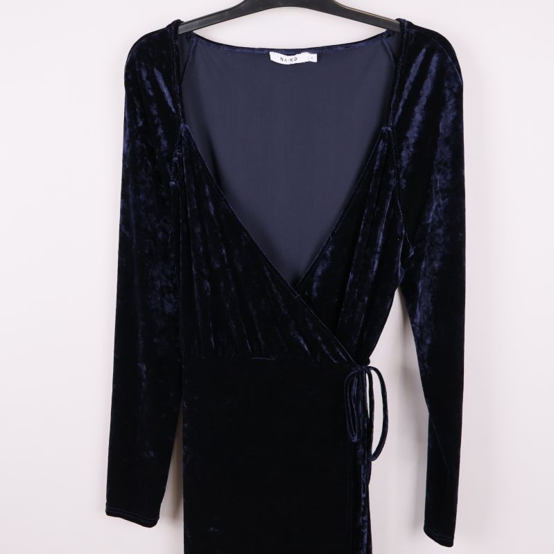 Närbild på omlottklänningens överdel och v-ringning