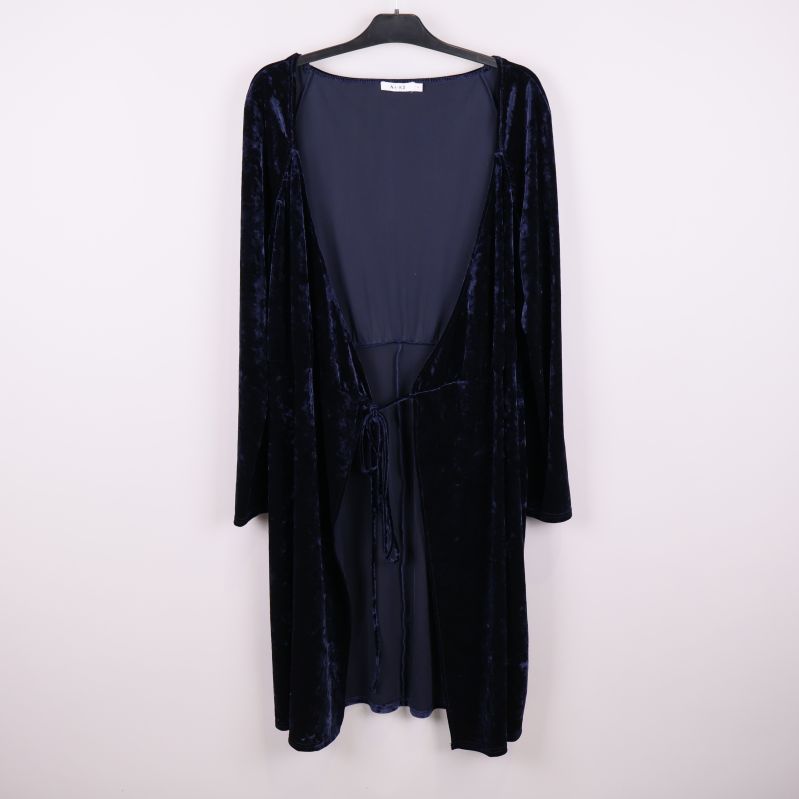 Omlottklänning öppen framtill med synlig insida och knytband